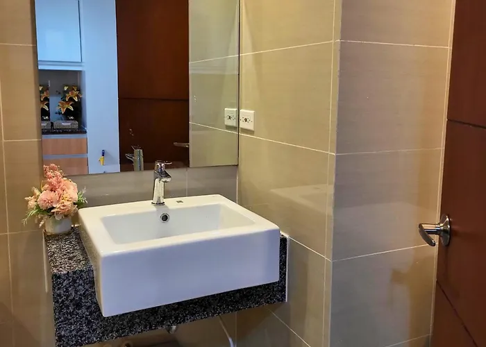 Bgc One Uptown King Bed 3 Min Walk To Malls And Restaurants