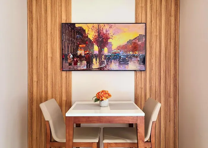 Bgc One Uptown King Bed 3 Min Walk To Malls And Restaurants